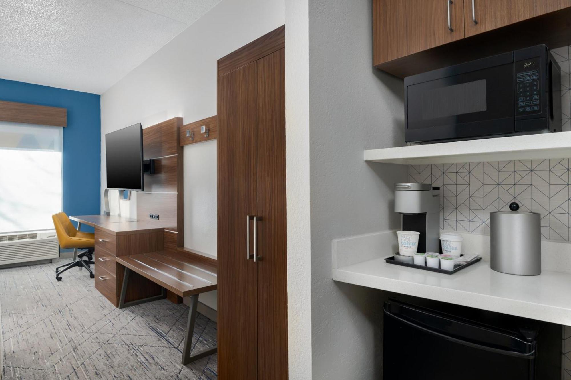Holiday Inn Express Hotel & Suites Bentonville By Ihg Exterior photo